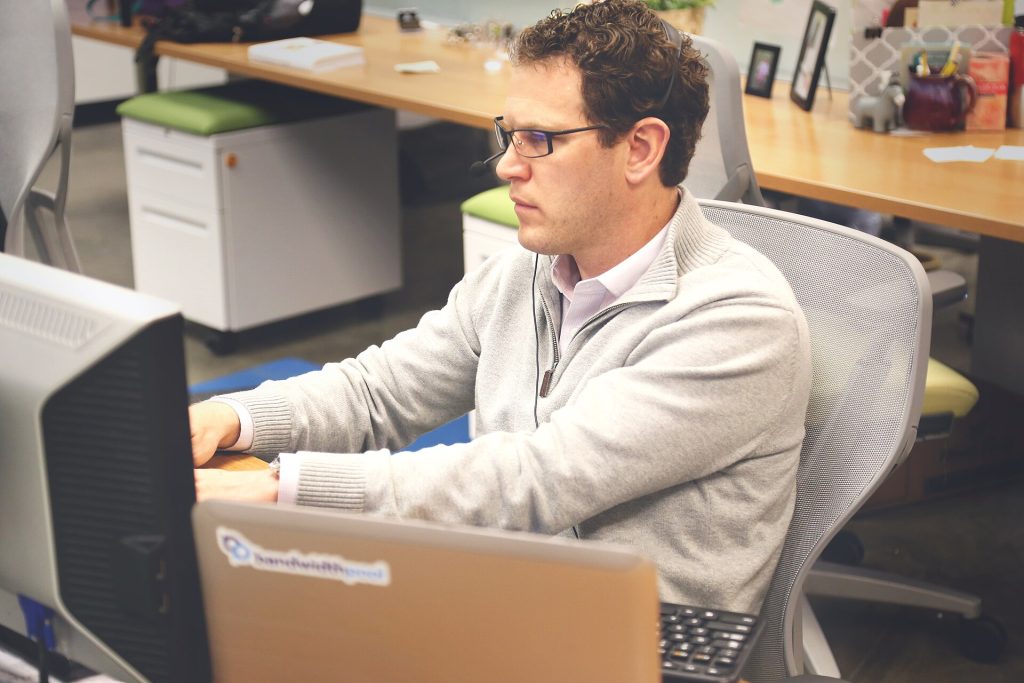 Desk-office-workspace-coworking (23699033283)